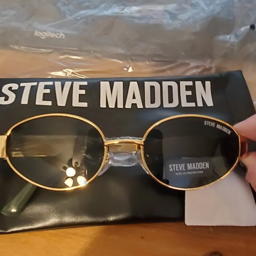 Steve Madden Gold Frame Sunglasses MYSTIE. UV PROTECTION GREEN BLUE LENSE. NWT